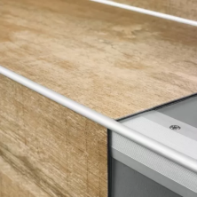 Профиль алюминиевый Quick-Step QSVSTPGLUE для лестниц